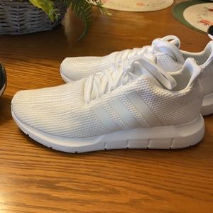 Adidas cloud foam shoe. Very light weight and comfortable.